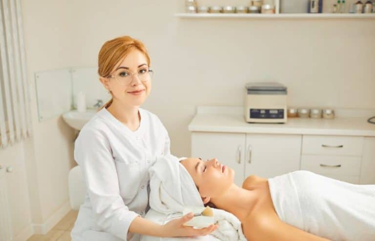 ¿Qué es un Esteticista y por Qué Es Clave en el Bienestar Moderno?